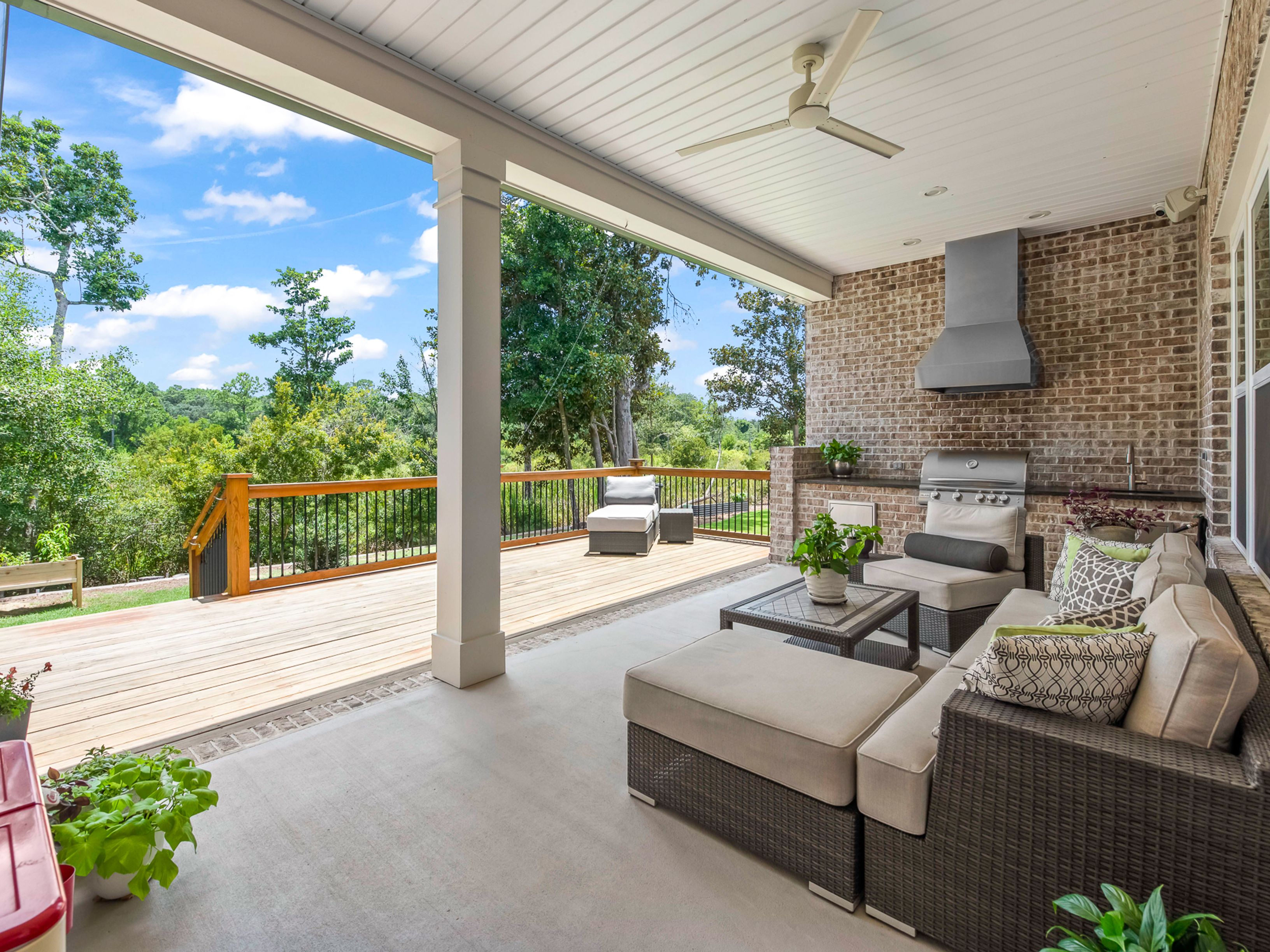  Southern-Style Home With Numerous Upgrades In Quaint Community - 物件實景