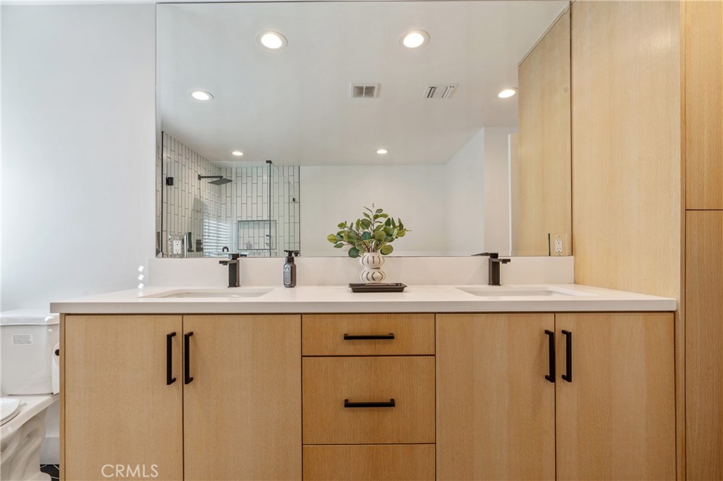 Woodland Hills, California, 91367, United States, 5 Bedrooms Bedrooms, ,4 BathroomsBathrooms,Residential,For Sale,2003511