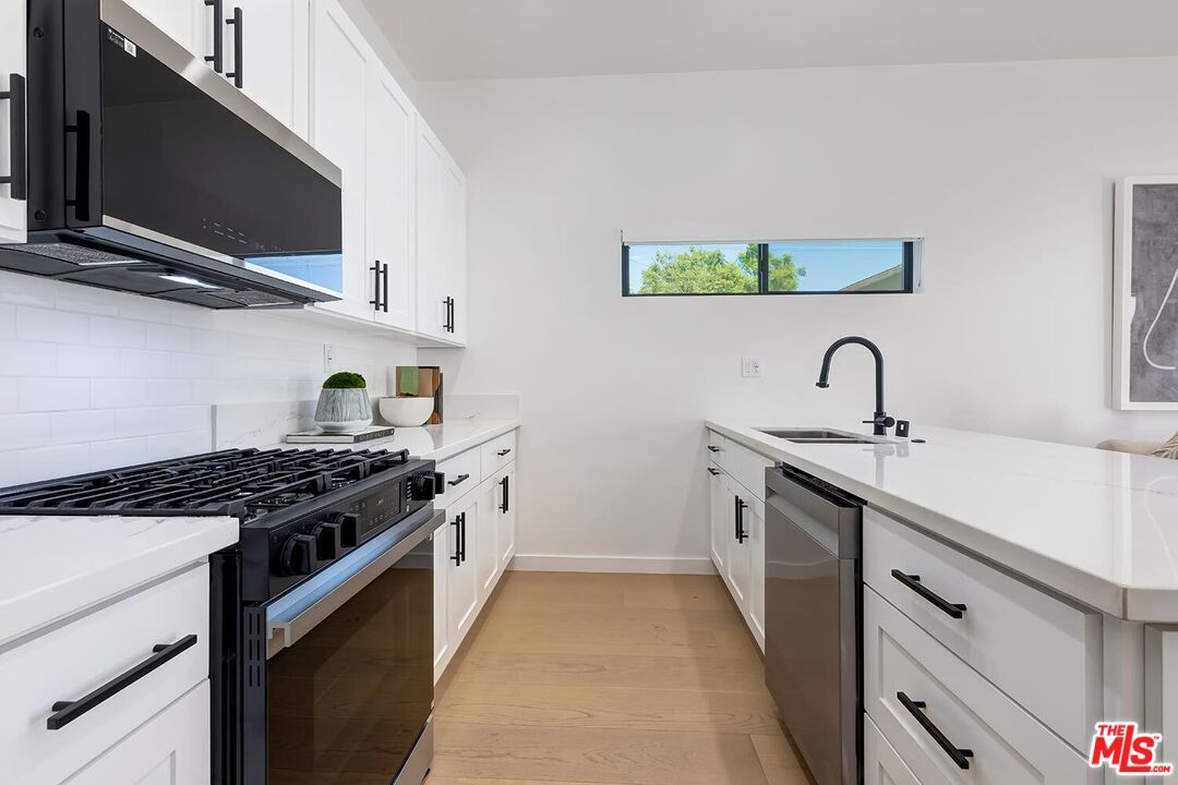 Los Angeles, California, 90039, United States, 4 Bedrooms Bedrooms, ,5 BathroomsBathrooms,Residential,For Sale,1940918