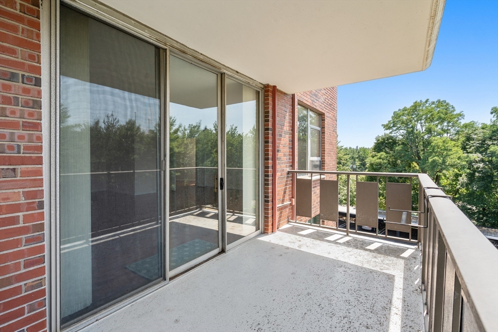Newton, Massachusetts, 02467, United States, 2 Bedrooms Bedrooms, ,2 BathroomsBathrooms,Residential,For Sale,1906812