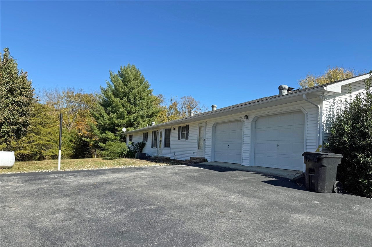 Scottsville, Kentucky, 42164, United States, 4 Bedrooms Bedrooms, ,3 BathroomsBathrooms,Residential,For Sale,1995978