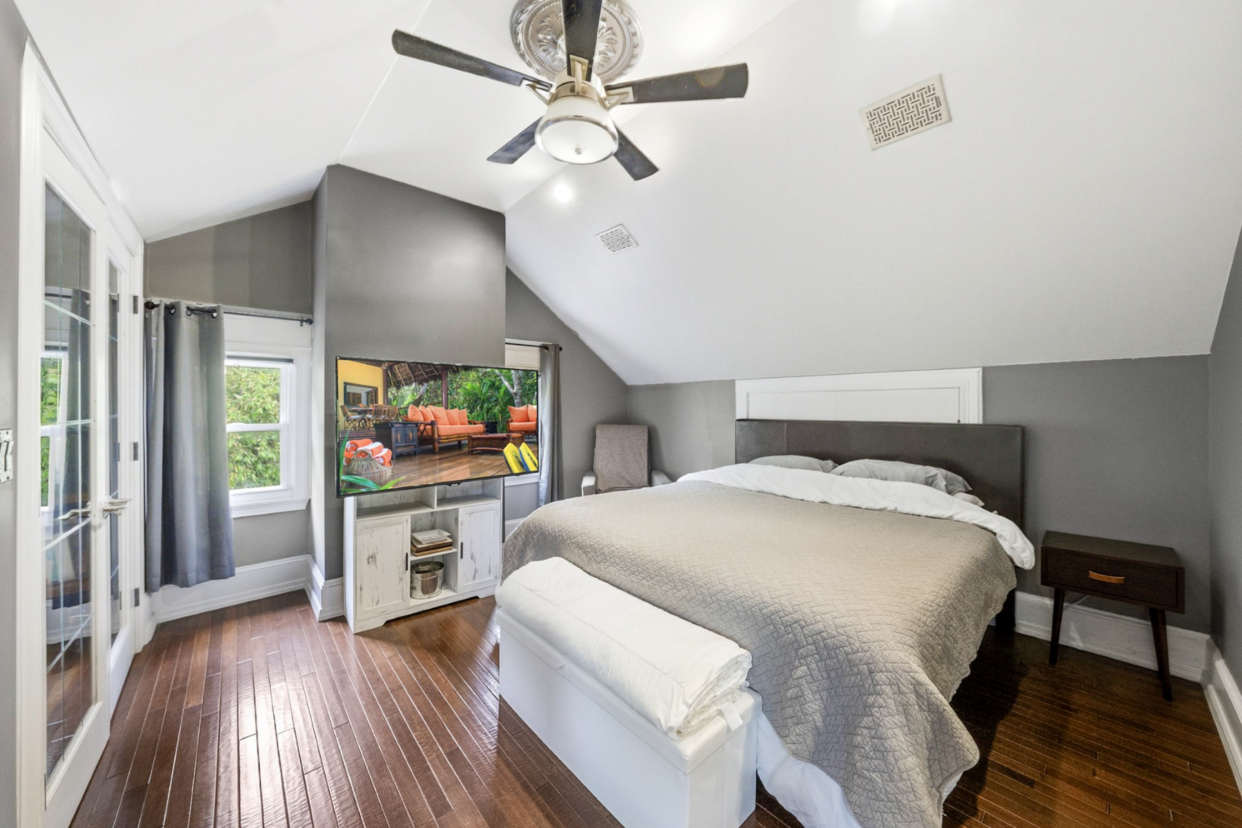  Fully Renovated Two Family Property - 物件實景