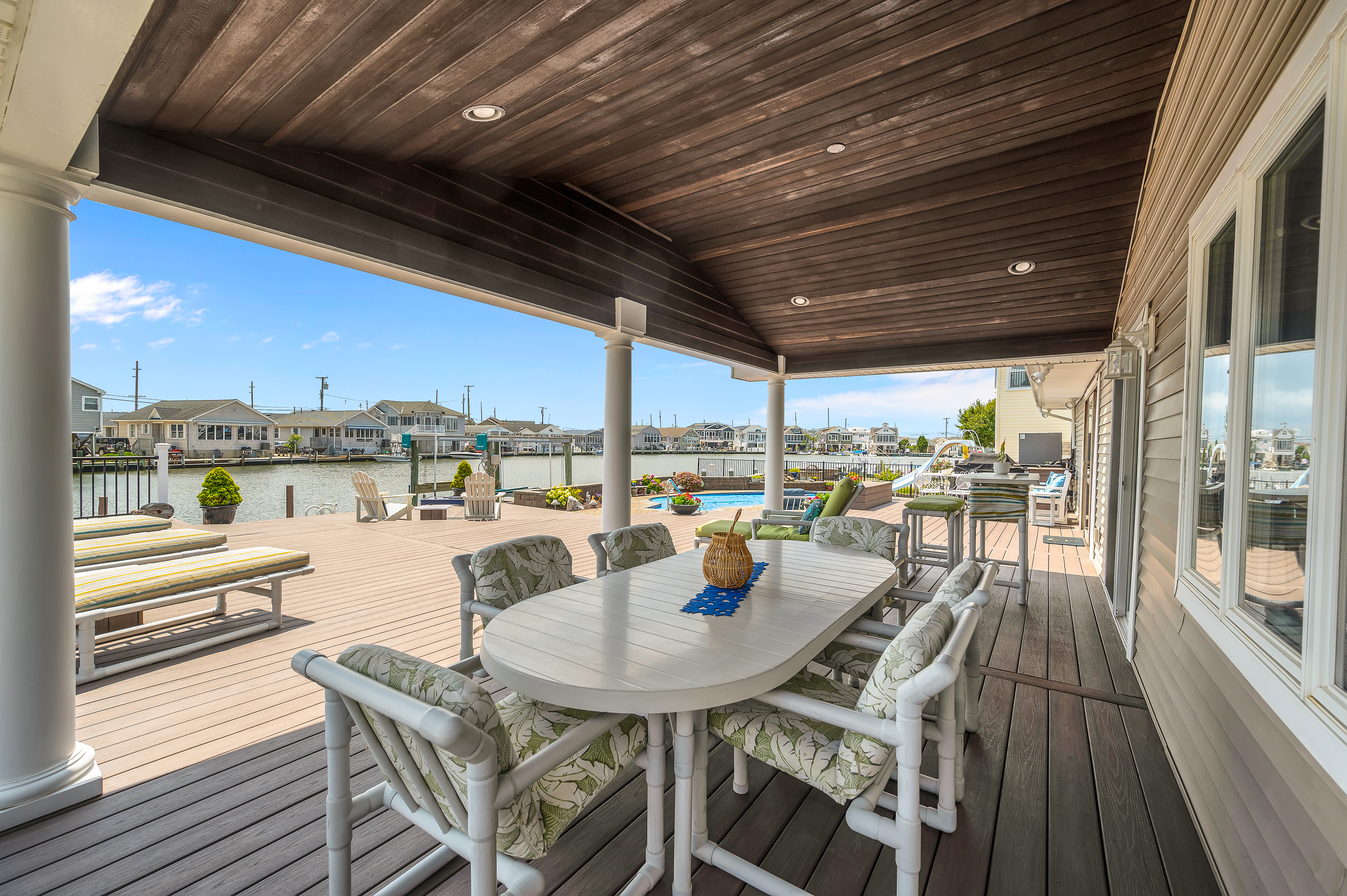  Spacious Waterfront Ranch With In-Ground Pool - 物件實景