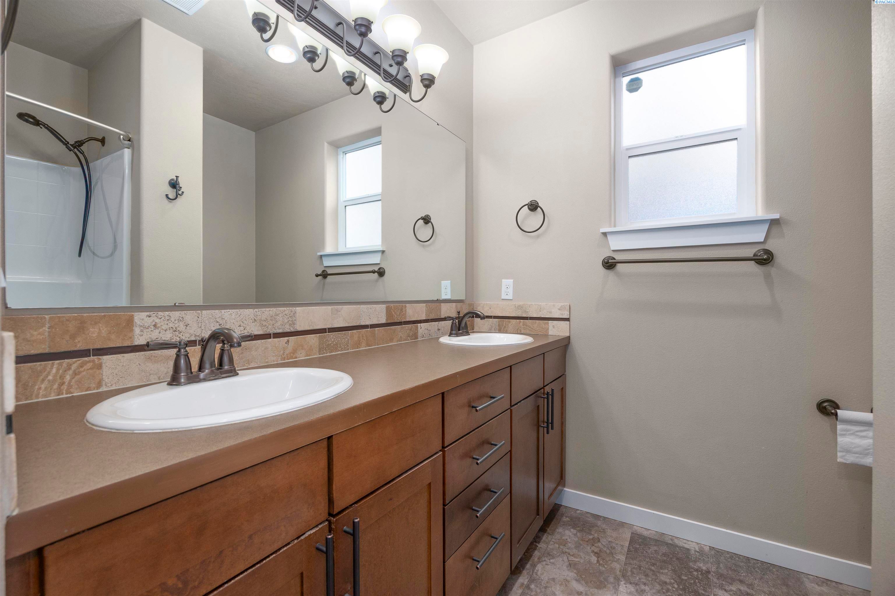 Richland, Washington, 99354, United States, 4 Bedrooms Bedrooms, ,2 BathroomsBathrooms,Residential,For Sale,1981537