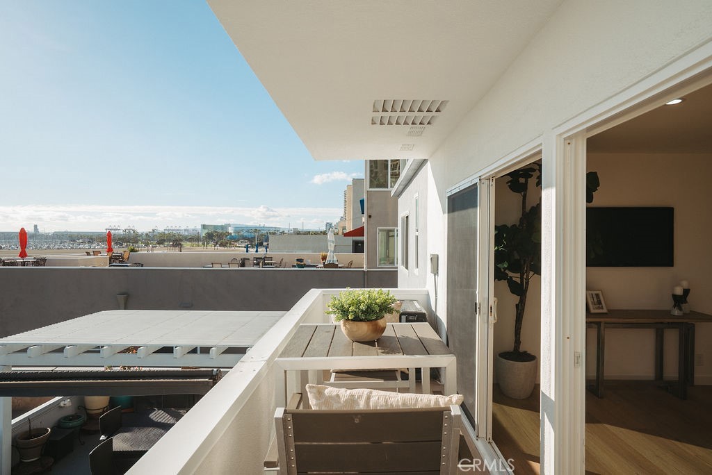 Long Beach, California, 90802, United States, 2 Bedrooms Bedrooms, ,2 BathroomsBathrooms,Residential,For Sale,1994707