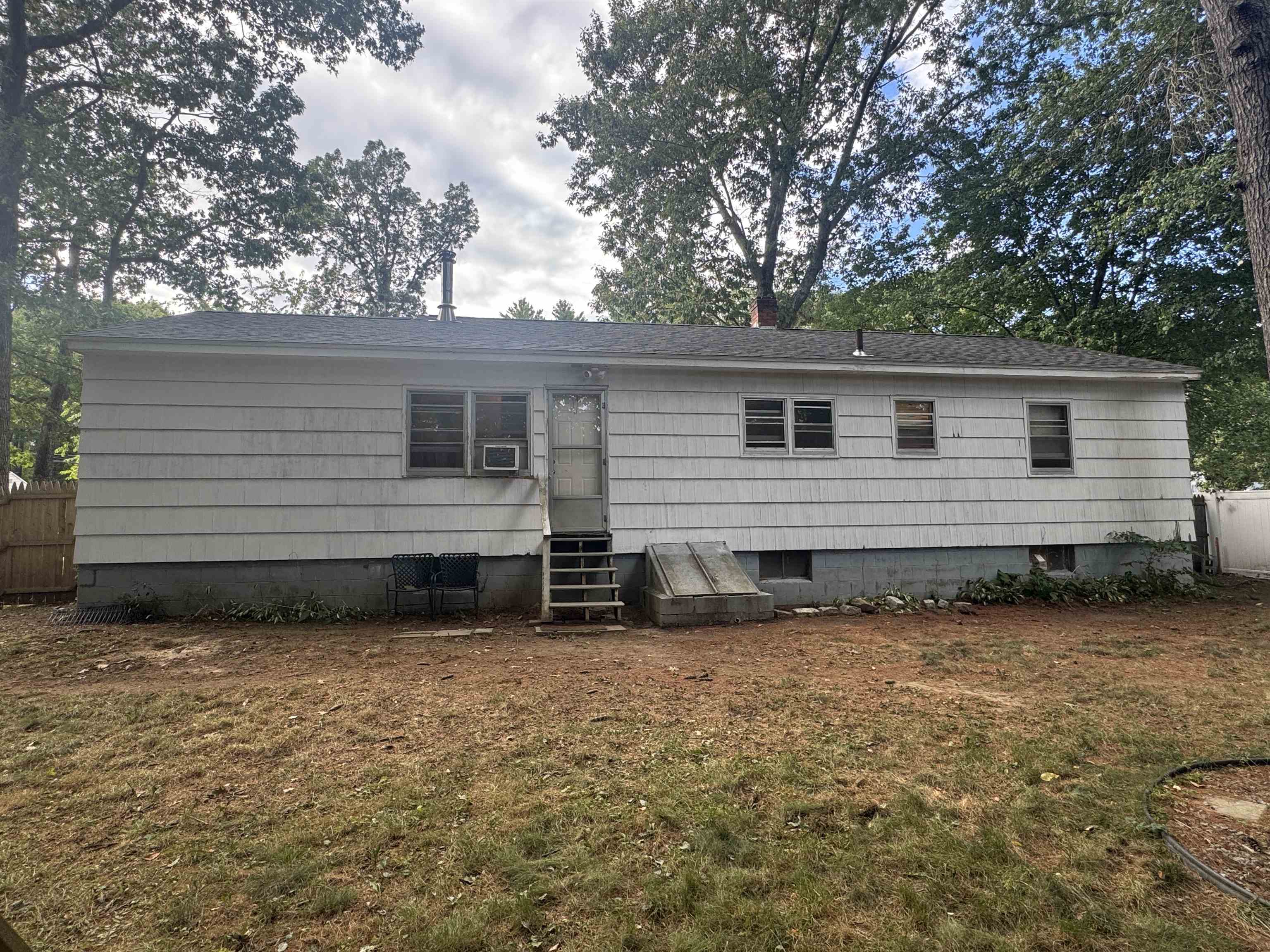 Portsmouth, New Hampshire, 03801, United States, 3 Bedrooms Bedrooms, ,1 BathroomBathrooms,Residential,For Sale,1934652