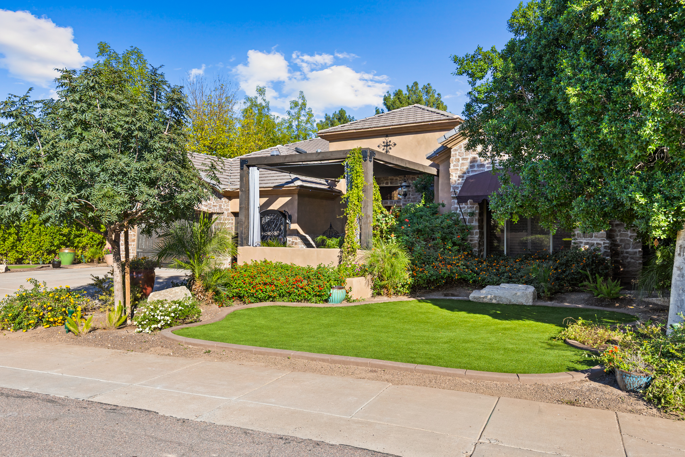 Tempe, Arizona, 85284, United States, 5 Bedrooms Bedrooms, ,3 BathroomsBathrooms,Residential,For Sale,1989924