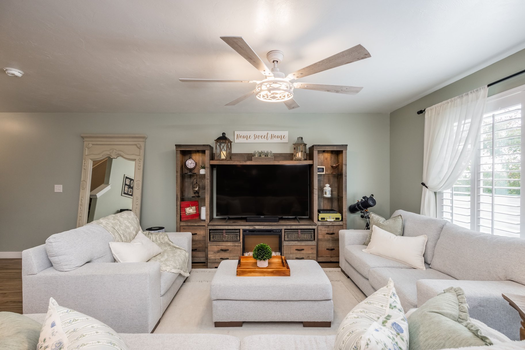  Standout Townhome with Finished Basement & Extras - 物件實景