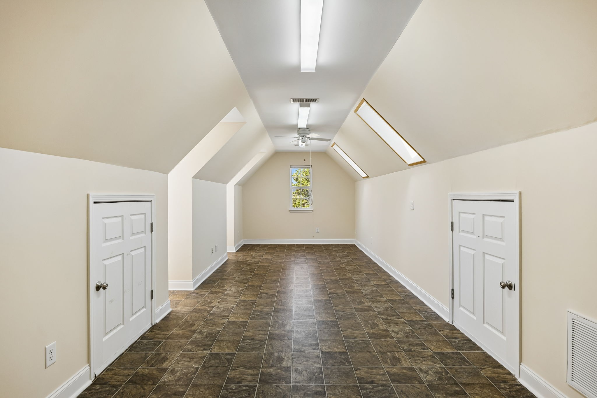  2216 Twin Peaks Ct, Spring Hill, TN, 37174 - 物件實景