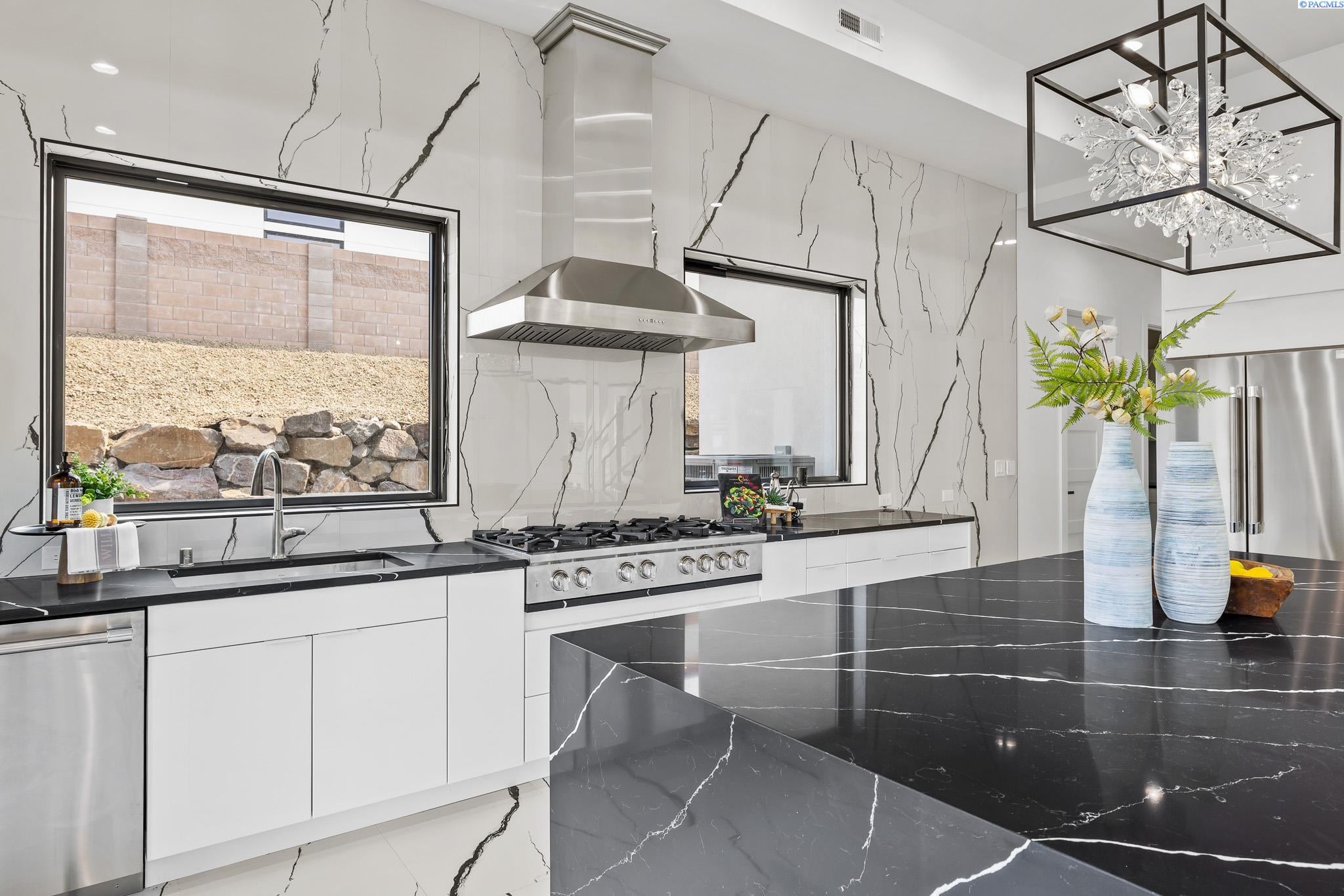 Kennewick, Washington, 99338, United States, 4 Bedrooms Bedrooms, ,6 BathroomsBathrooms,Residential,For Sale,1981644