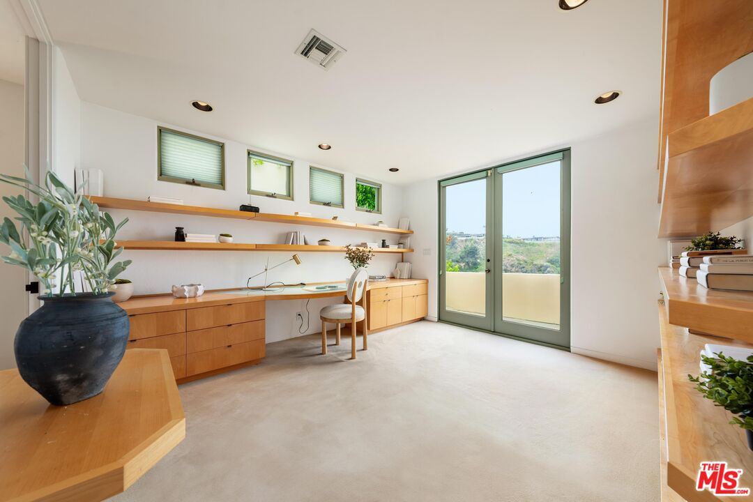 Pacific Palisades, California, 90272, United States, 4 Bedrooms Bedrooms, ,2 BathroomsBathrooms,Residential,For Sale,1770890
