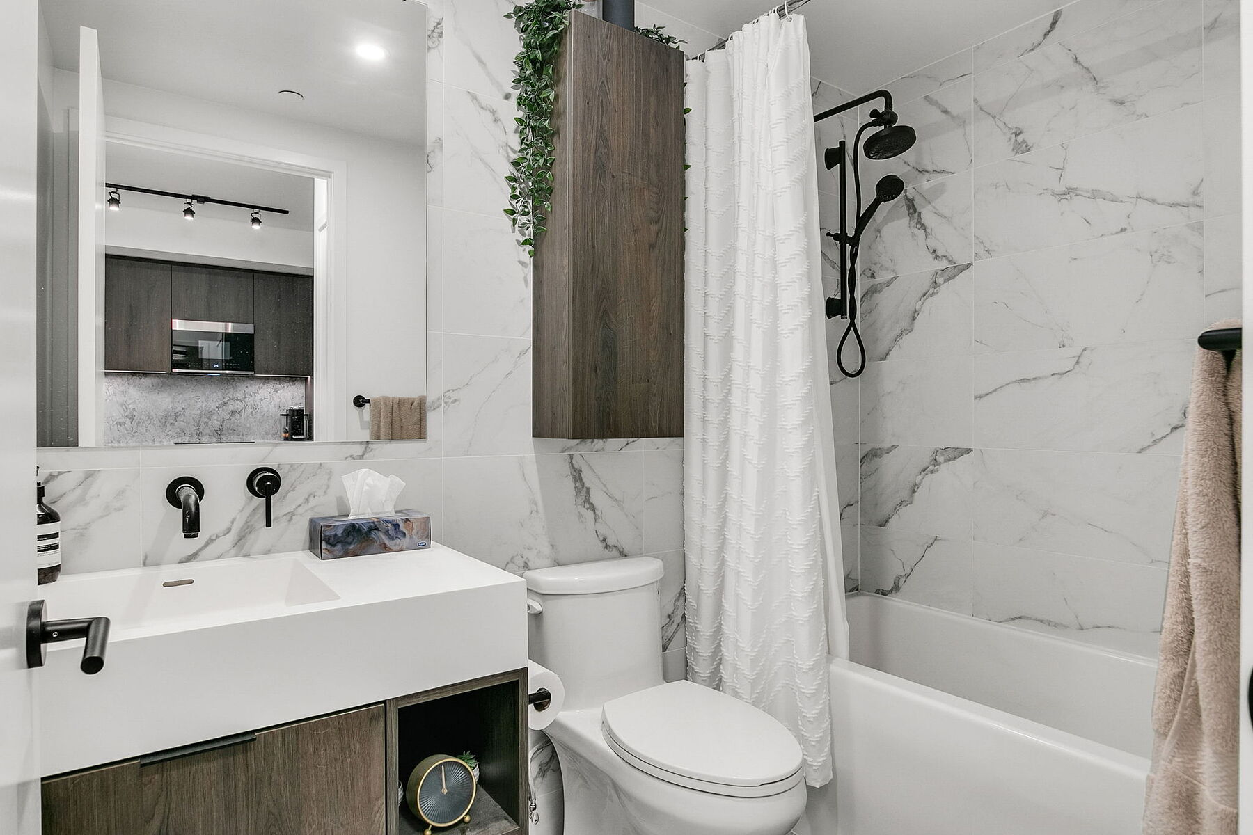  Suite 611 at Peter & Adelaide - 物件實景