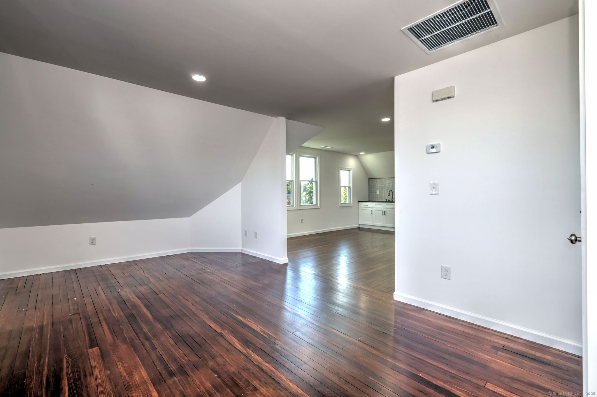 Hamden, Connecticut, 06514, United States, 8 Bedrooms Bedrooms, ,3 BathroomsBathrooms,Residential,For Sale,1940598