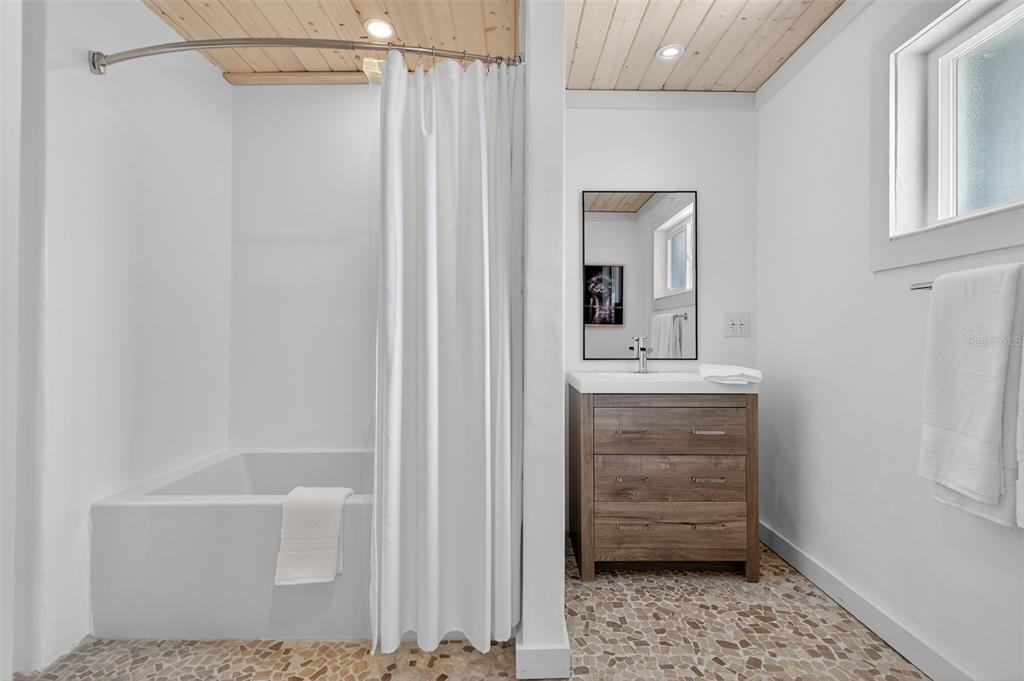 Sarasota, Florida, 34239, United States, 3 Bedrooms Bedrooms, ,2 BathroomsBathrooms,Residential,For Sale,1991192