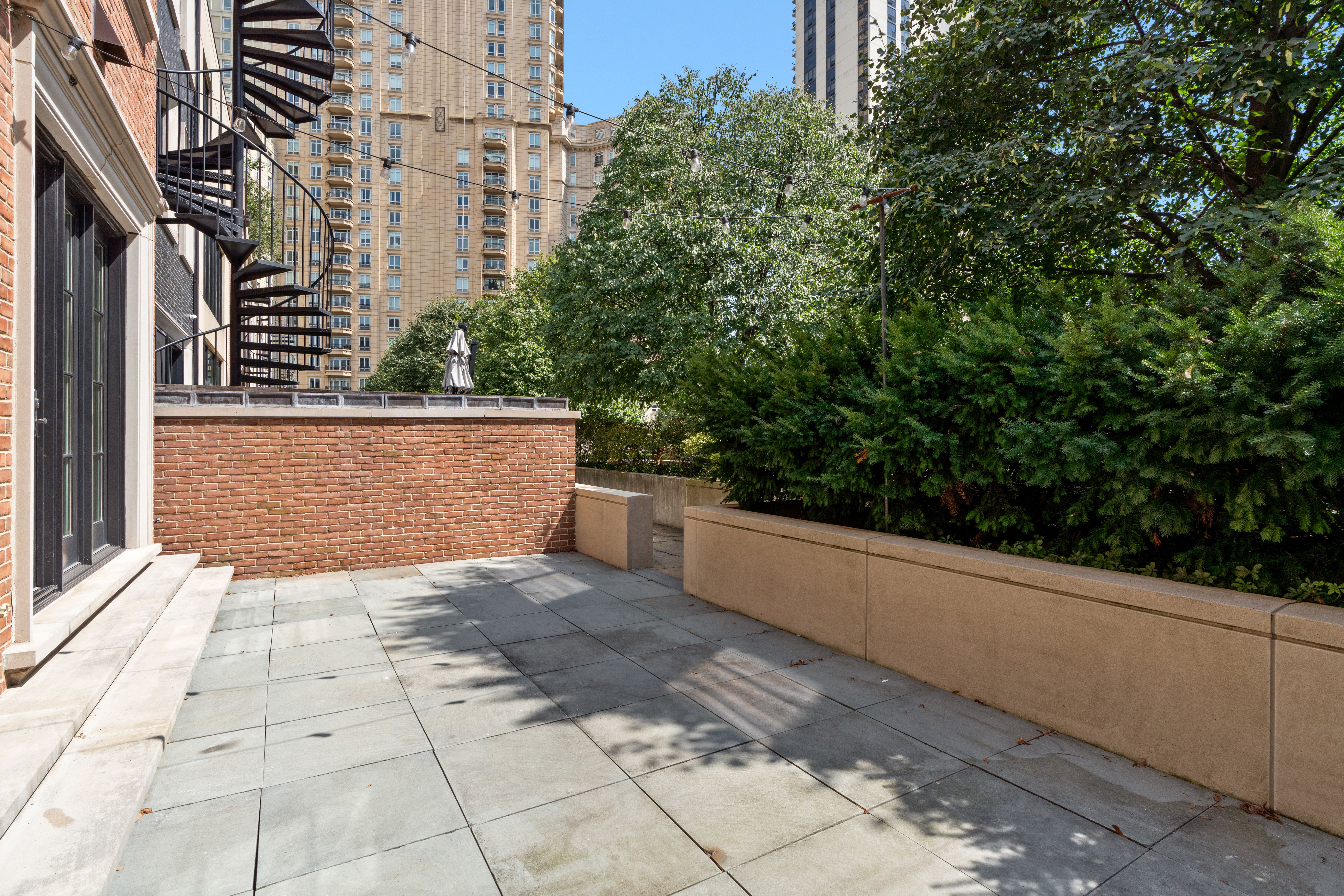  A Rare Opportunity to Own a 5,245-Square-Foot Single-Family Home - 物件實景