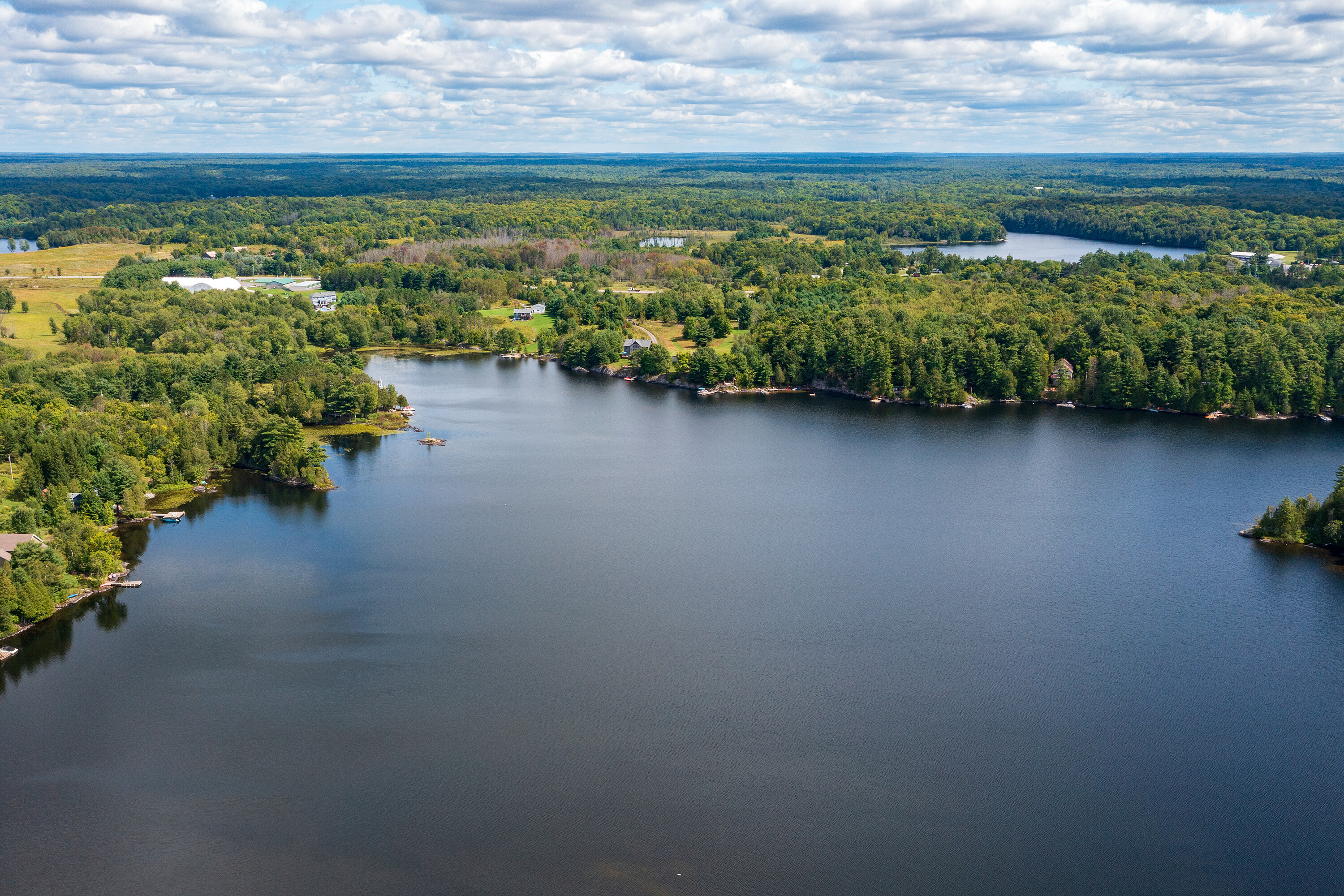  Stunning McKellar Lake Gem - 物件實景