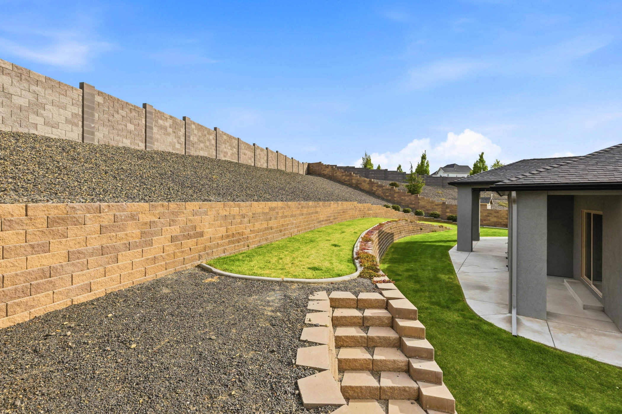  4 car garage in cul-de-sac Upgrades, single level - 物件實景
