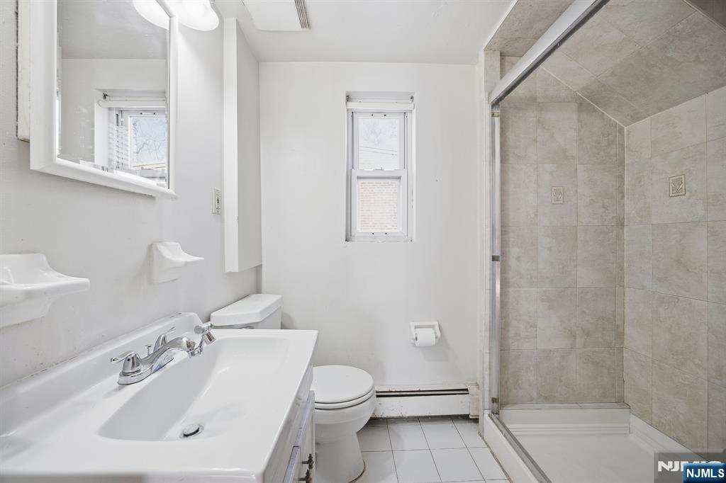 Fort Lee, New Jersey, 07024, United States, 4 Bedrooms Bedrooms, ,3 BathroomsBathrooms,Residential,For Sale,2003109