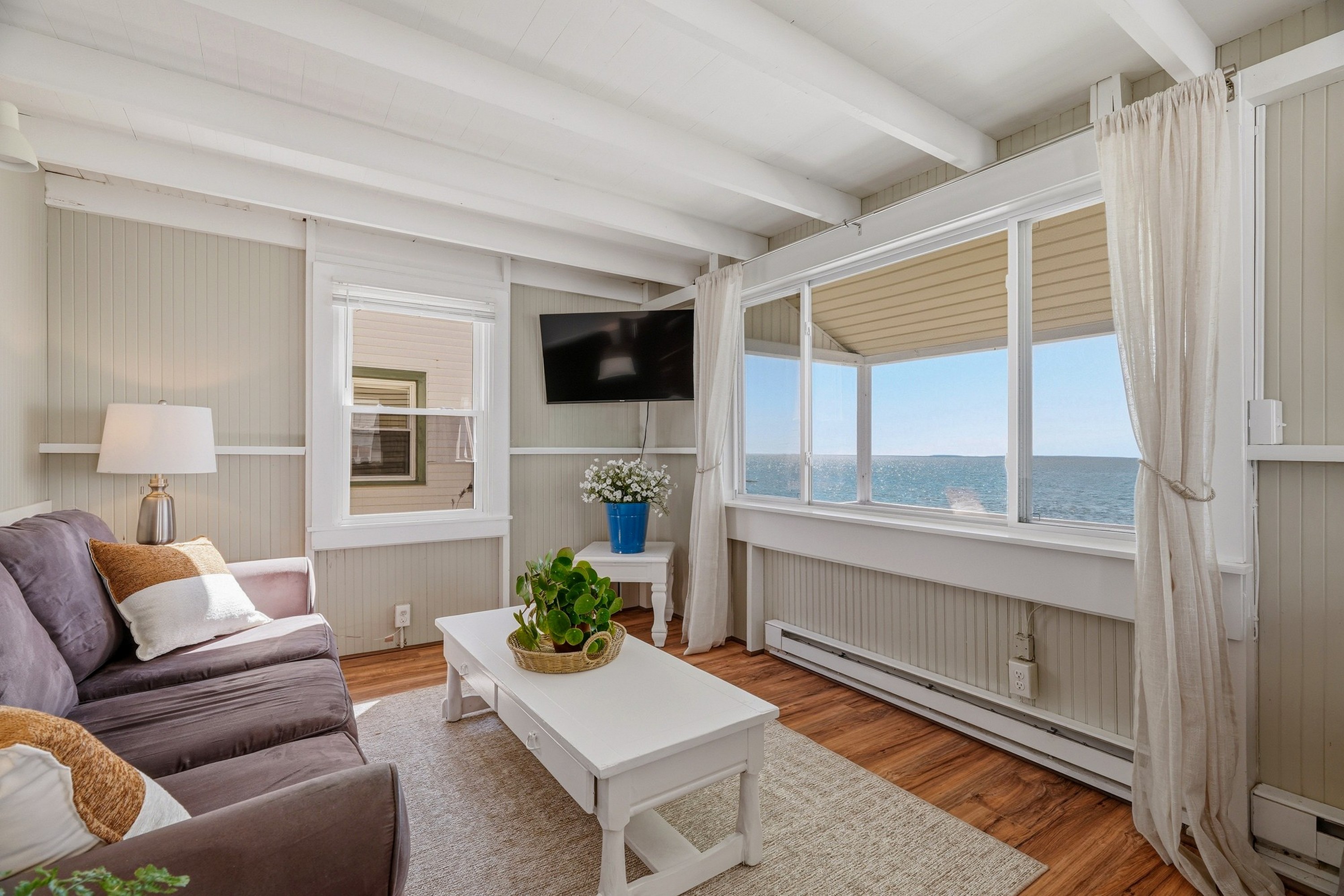  Charming Direct Waterfront Beach Cottage at Hawk