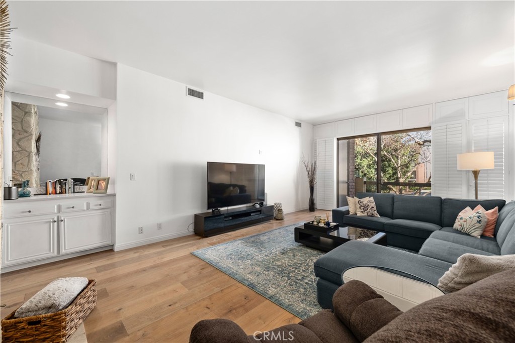 Beverly Hills, California, 90212, United States, 2 Bedrooms Bedrooms, ,2 BathroomsBathrooms,Residential,For Sale,1912615