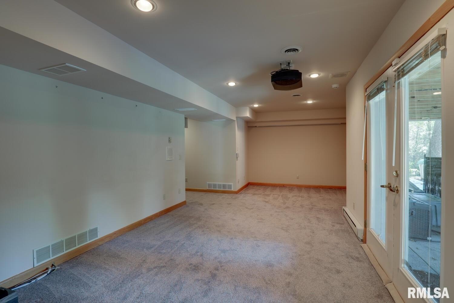 Macomb, Illinois, 61455, United States, 6 Bedrooms Bedrooms, ,5 BathroomsBathrooms,Residential,For Sale,1982236