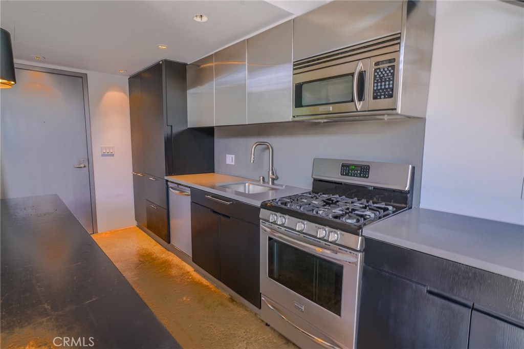 West Hollywood, California, 90046, United States, 1 Bedroom Bedrooms, ,2 BathroomsBathrooms,Residential,For Sale,1913666