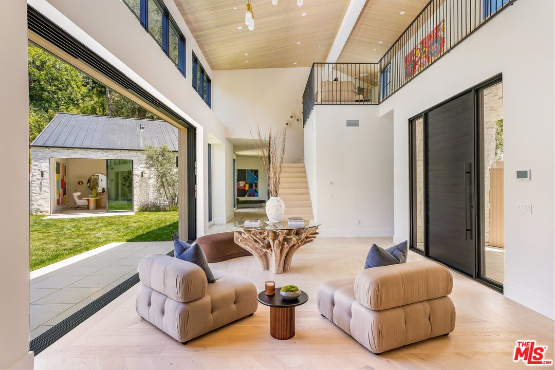 Los Angeles, California, 90049, United States, 5 Bedrooms Bedrooms, ,3 BathroomsBathrooms,Residential,For Sale,1949857