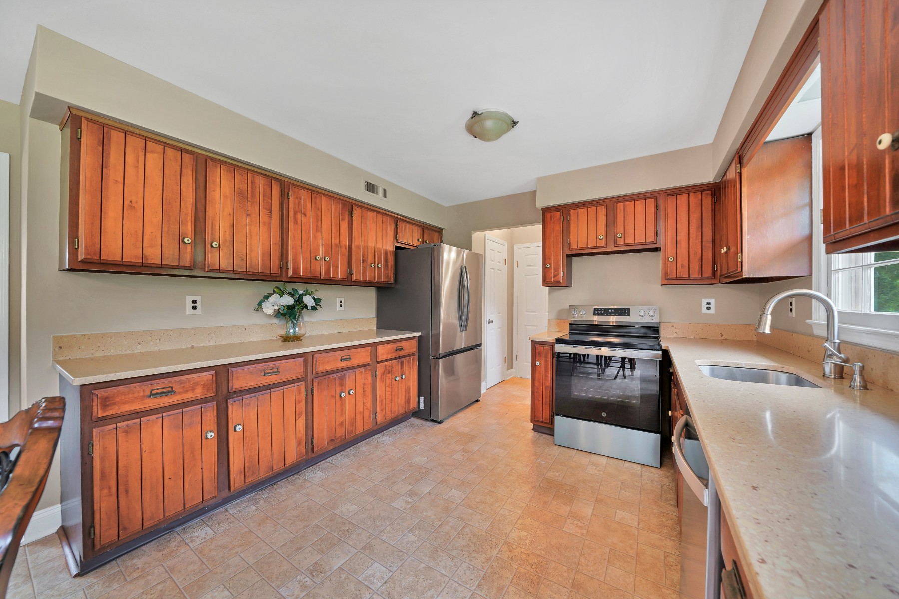  Beautifully Maintained Colonial with Expansive Backyard - 物件實景