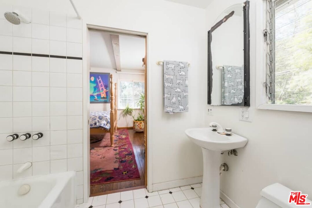 Los Angeles, California, 90049, United States, 3 Bedrooms Bedrooms, ,2 BathroomsBathrooms,Residential,For Sale,1913369