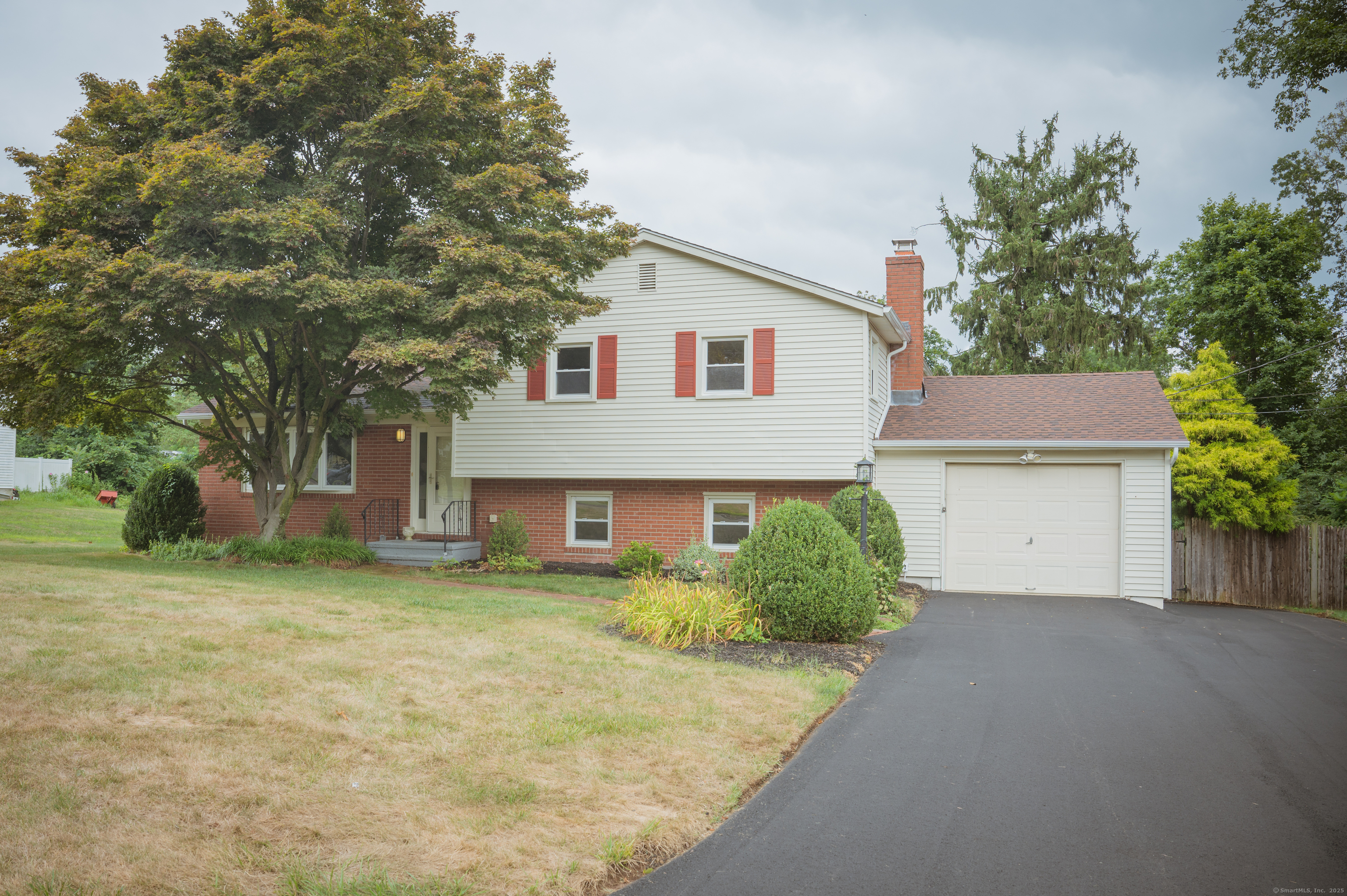 Branford, Connecticut, 06405, United States, 3 Bedrooms Bedrooms, ,2 BathroomsBathrooms,Residential,For Sale,1907106