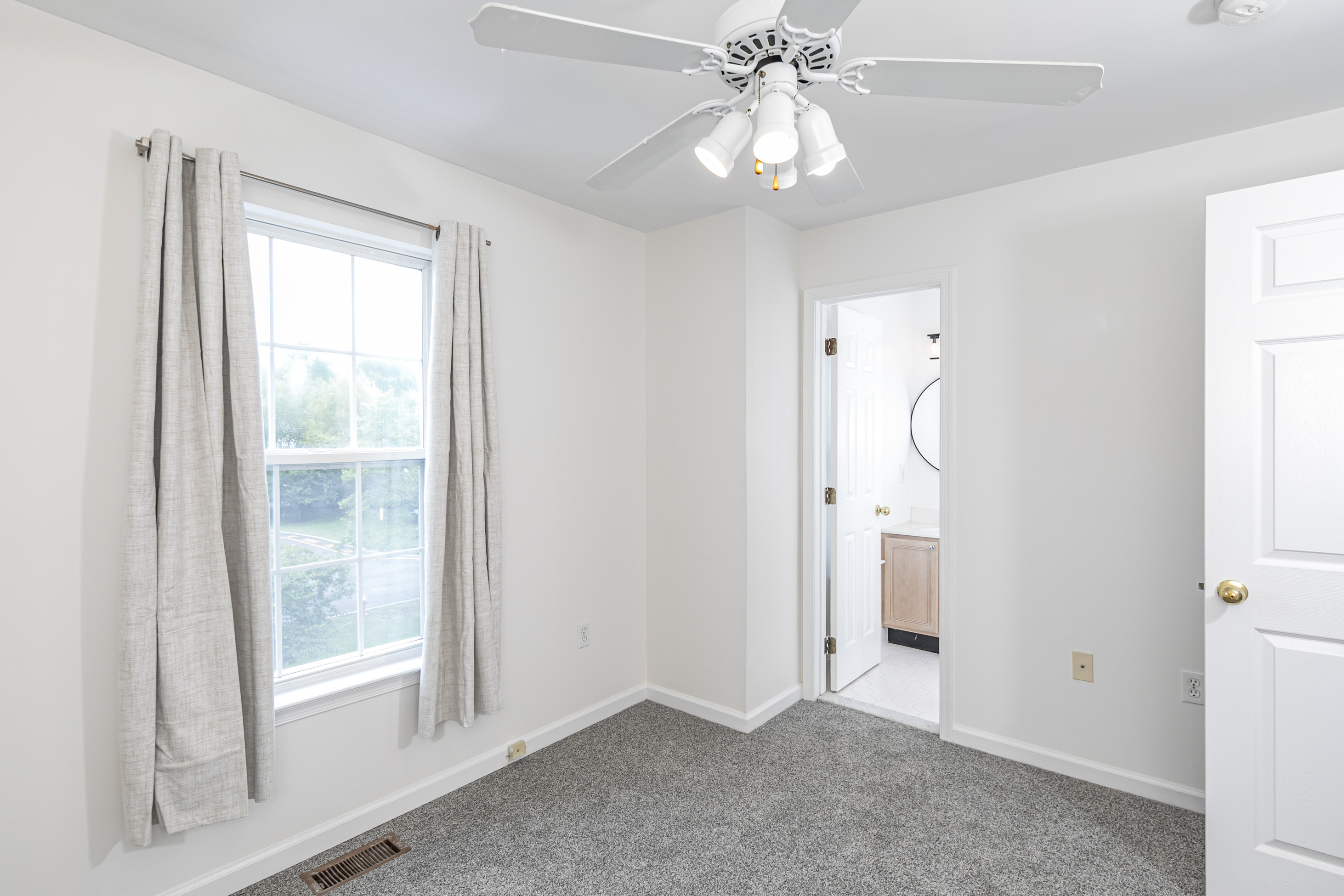  Open, Airy Living in Windsor Haven - 物件實景