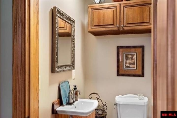Mountain Home, Arkansas, 72653, United States, 5 Bedrooms Bedrooms, ,4 BathroomsBathrooms,Residential,For Sale,2031508