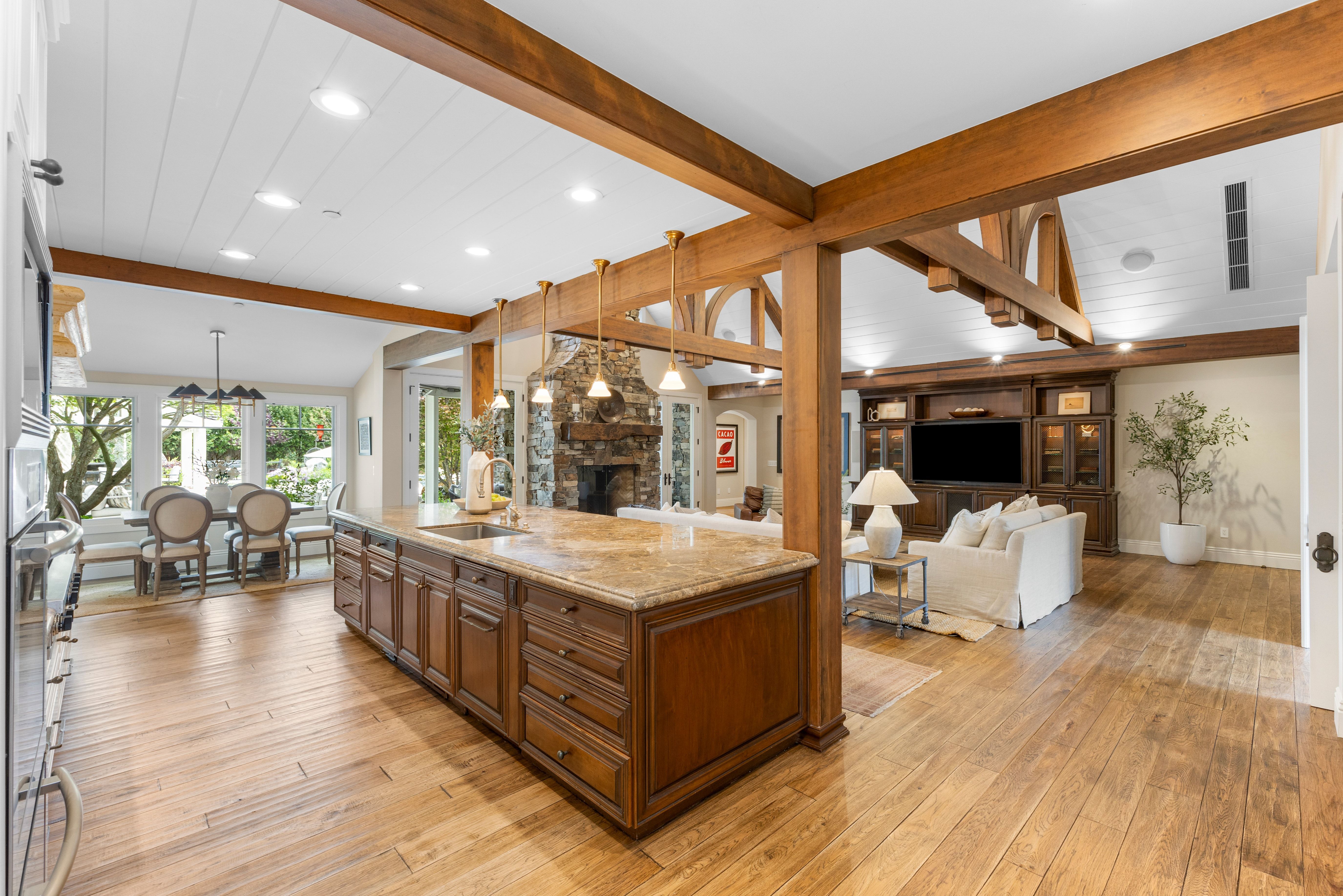  A Private One-Acre Compound Defined by Craftsmanship, Scale and Resort Living - 物件實景