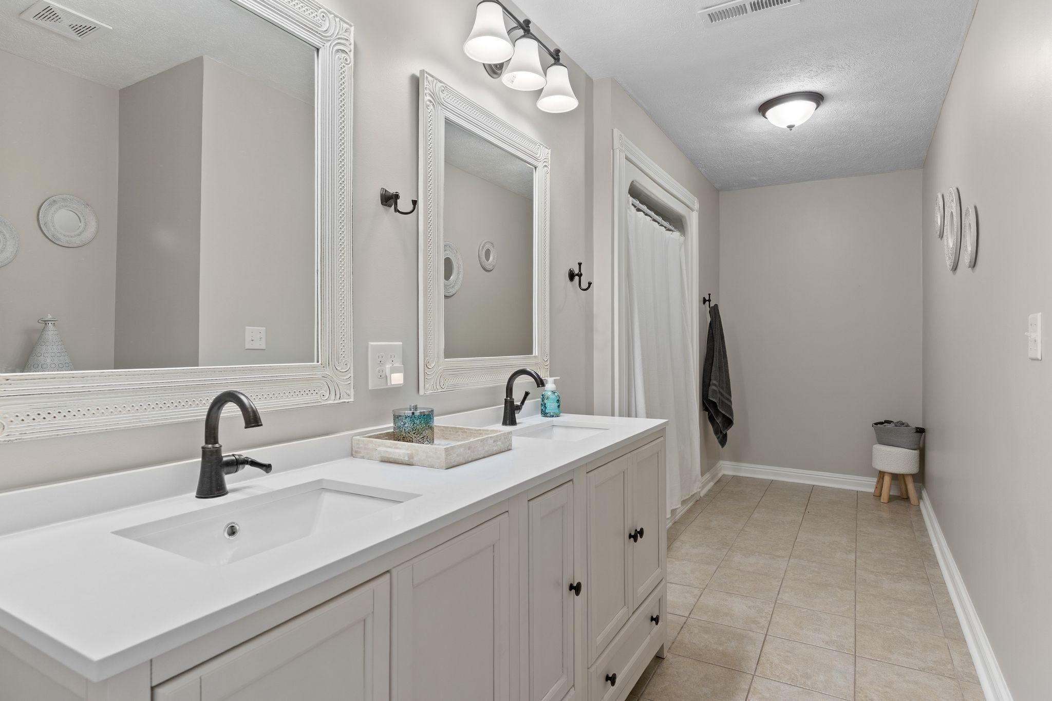 Lewisburg, Tennessee, 37091, United States, 4 Bedrooms Bedrooms, ,3 BathroomsBathrooms,Residential,For Sale,1999662