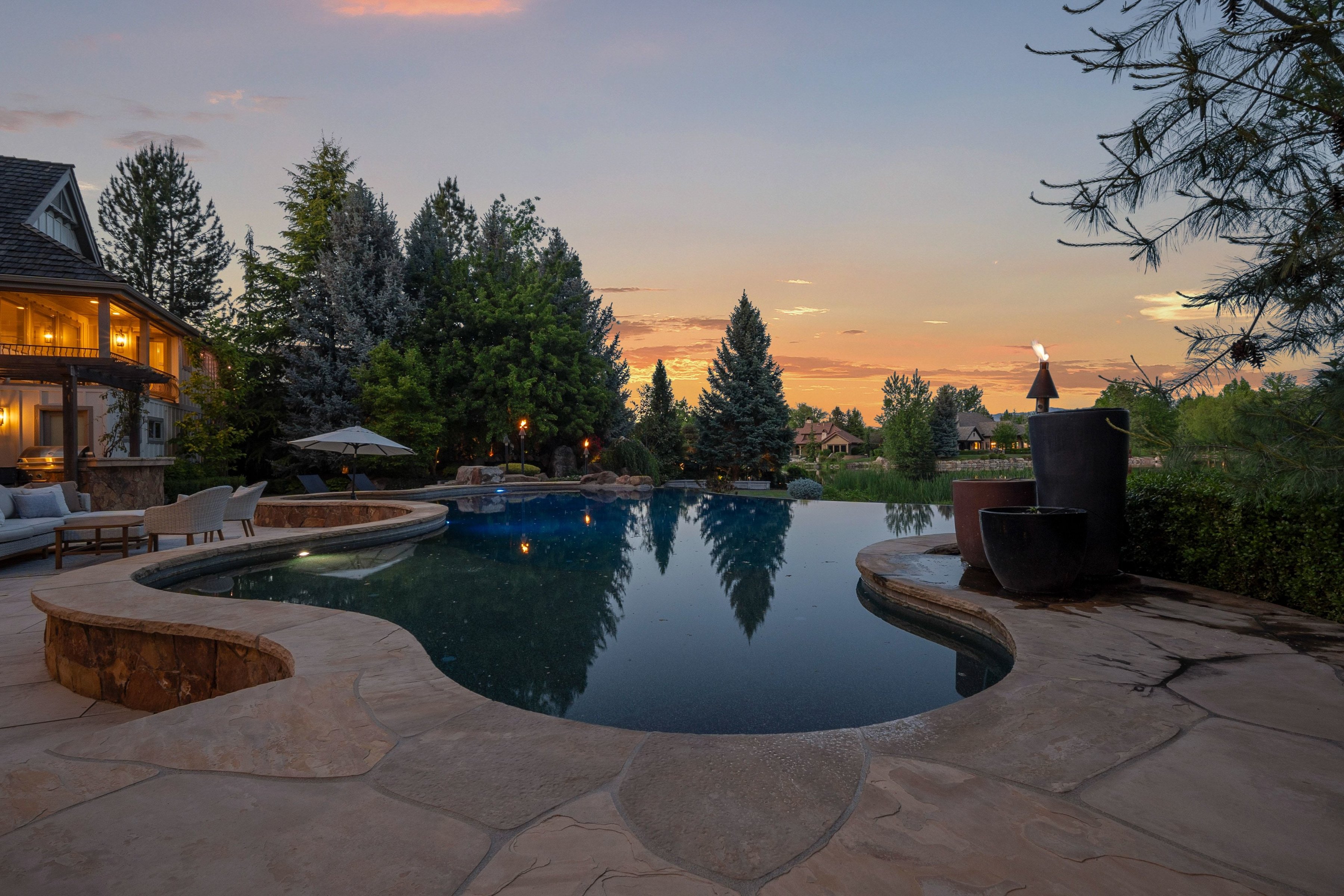  Gated Waterfront Luxury in Eagle’s Prestigious Pointe at Two Rivers - 物件實景