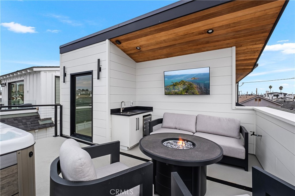 Newport Beach, California, 92663, United States, 5 Bedrooms Bedrooms, ,6 BathroomsBathrooms,Residential,For Sale,1993408