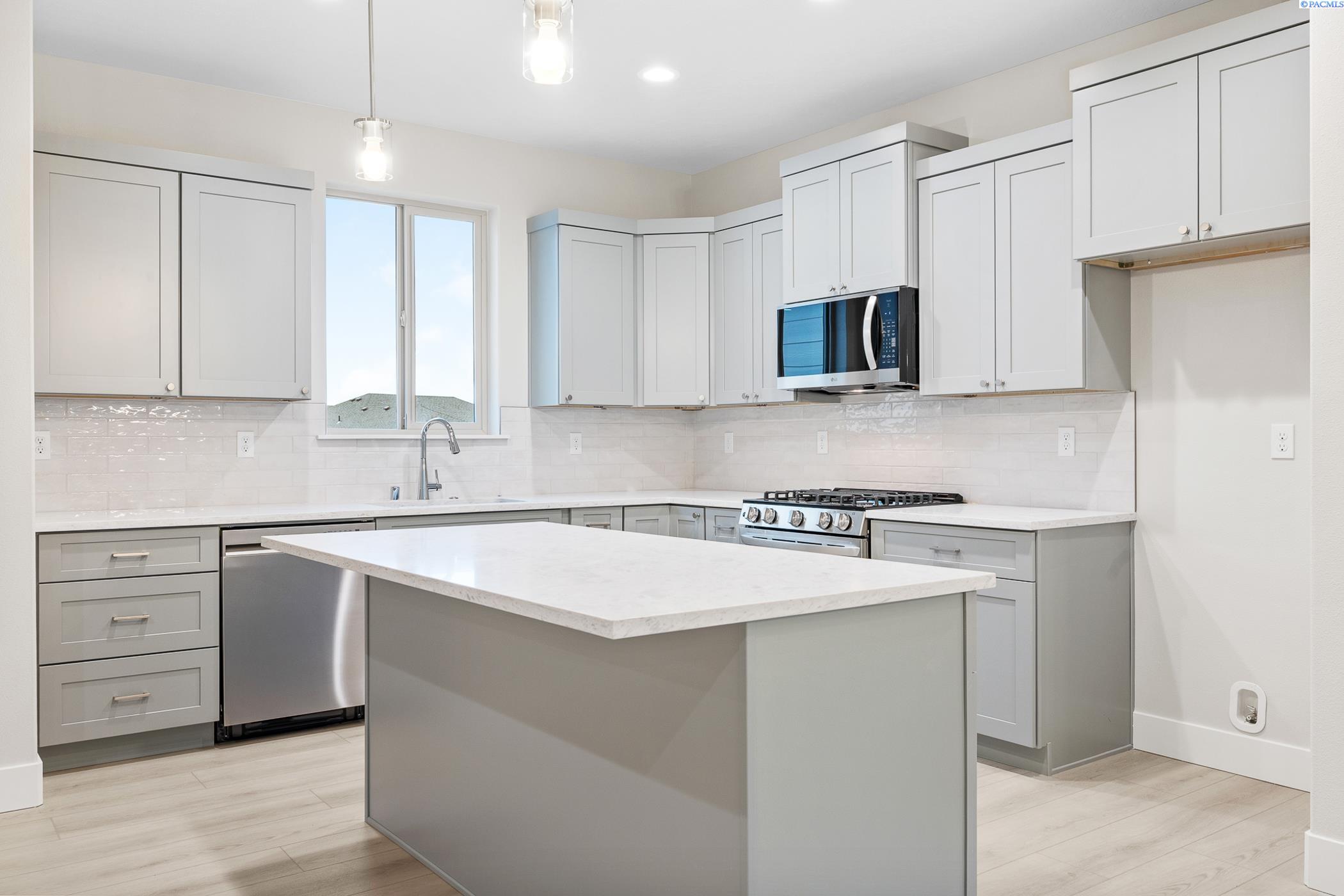 Kennewick, Washington, 99338, United States, 4 Bedrooms Bedrooms, ,2 BathroomsBathrooms,Residential,For Sale,1987872