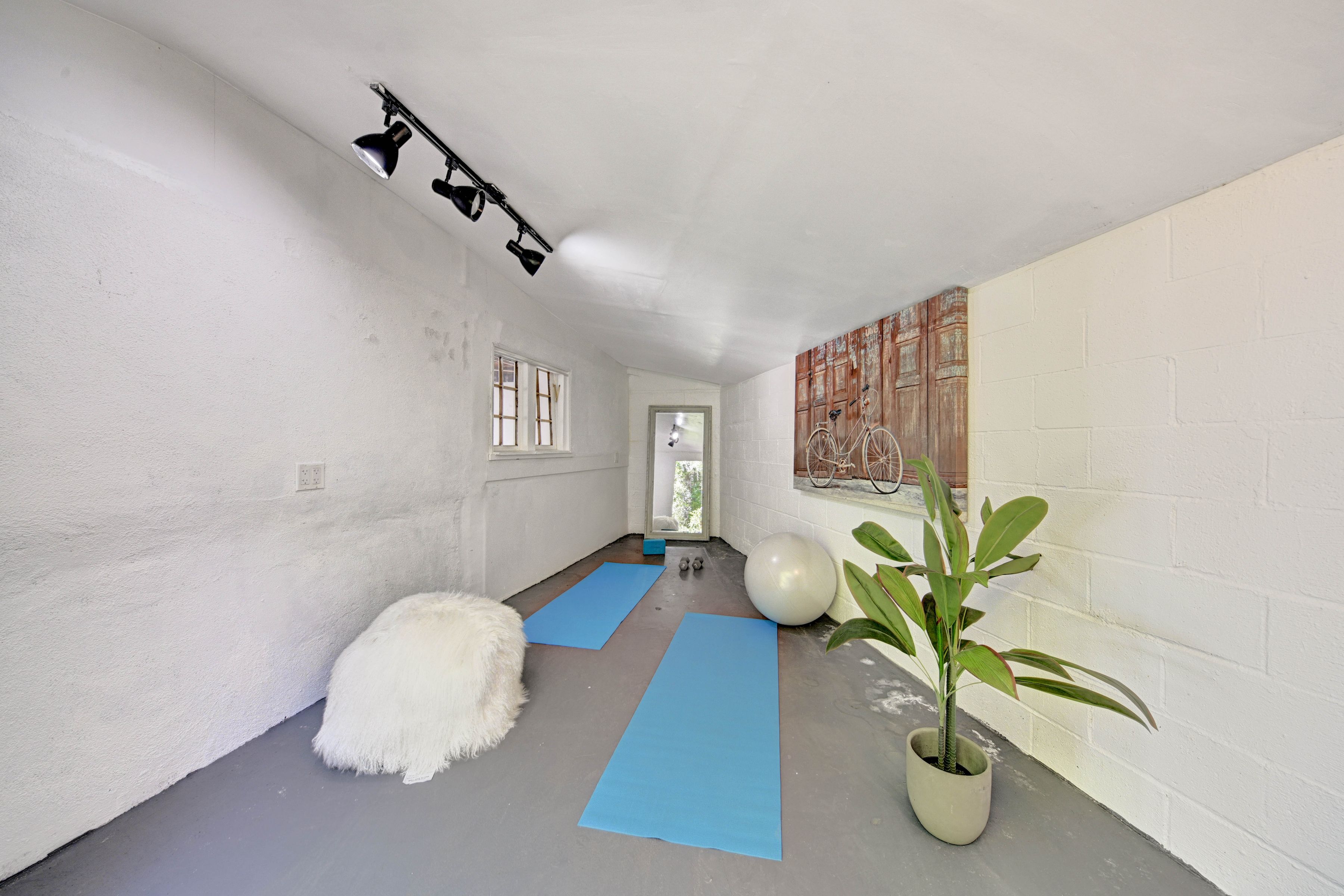  4947 Serrania Avenue - 物件實景