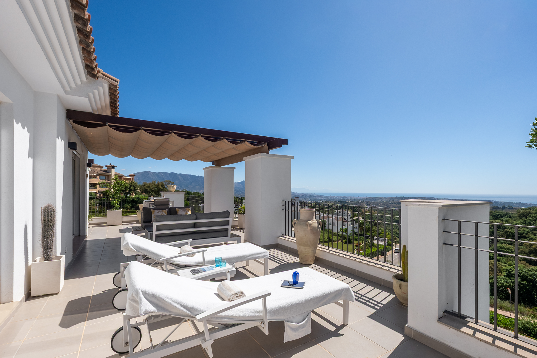  Renovated sea-view penthouse with expansive terrace in La Mairena, Marbella East - 物件實景
