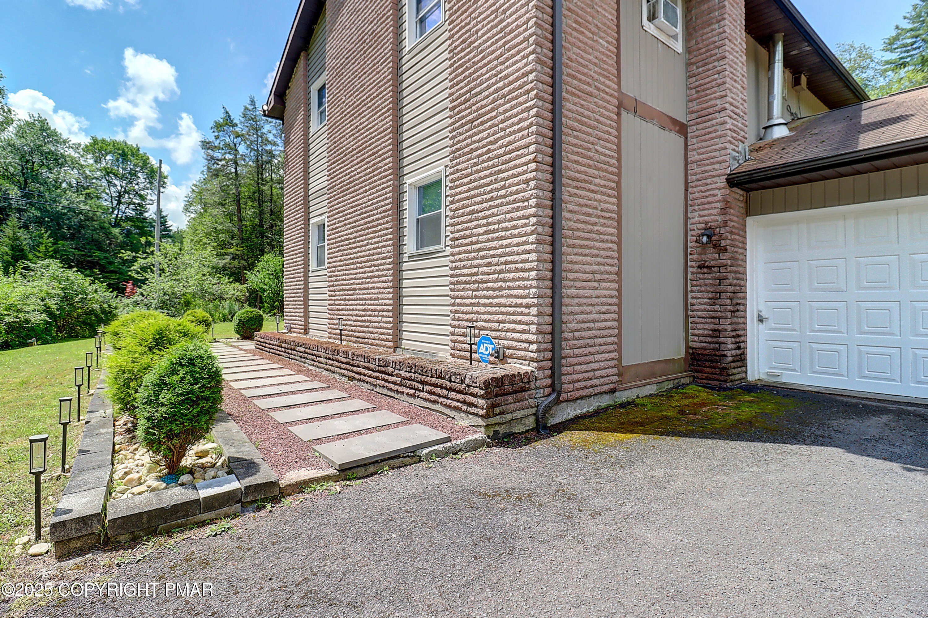 Blakeslee, Pennsylvania, 18610, United States, 4 Bedrooms Bedrooms, ,4 BathroomsBathrooms,Residential,For Sale,1982561