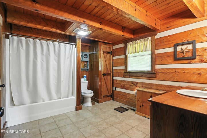 Jonesville, Virginia, 24263, United States, 6 Bedrooms Bedrooms, ,2 BathroomsBathrooms,Residential,For Sale,1979126