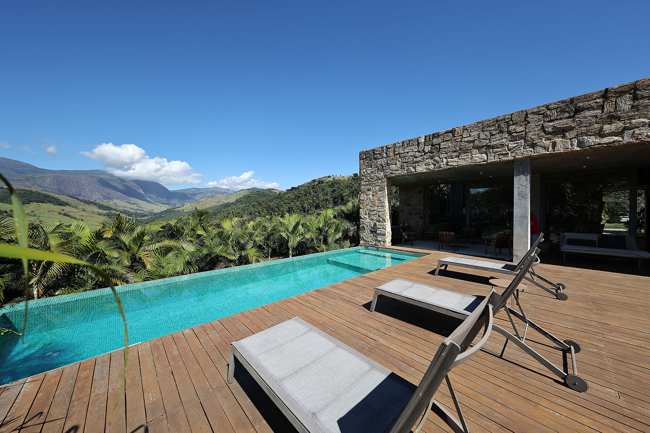  Contemporary estate immersed in nature with panoramic lake views - 物件實景
