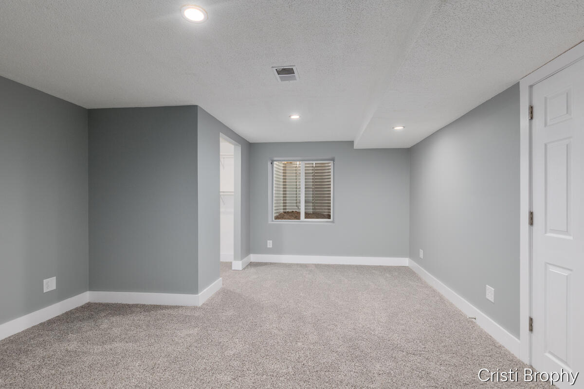 Grand Rapids, Michigan, 49506, United States, 4 Bedrooms Bedrooms, ,3 BathroomsBathrooms,Residential,For Sale,1989098