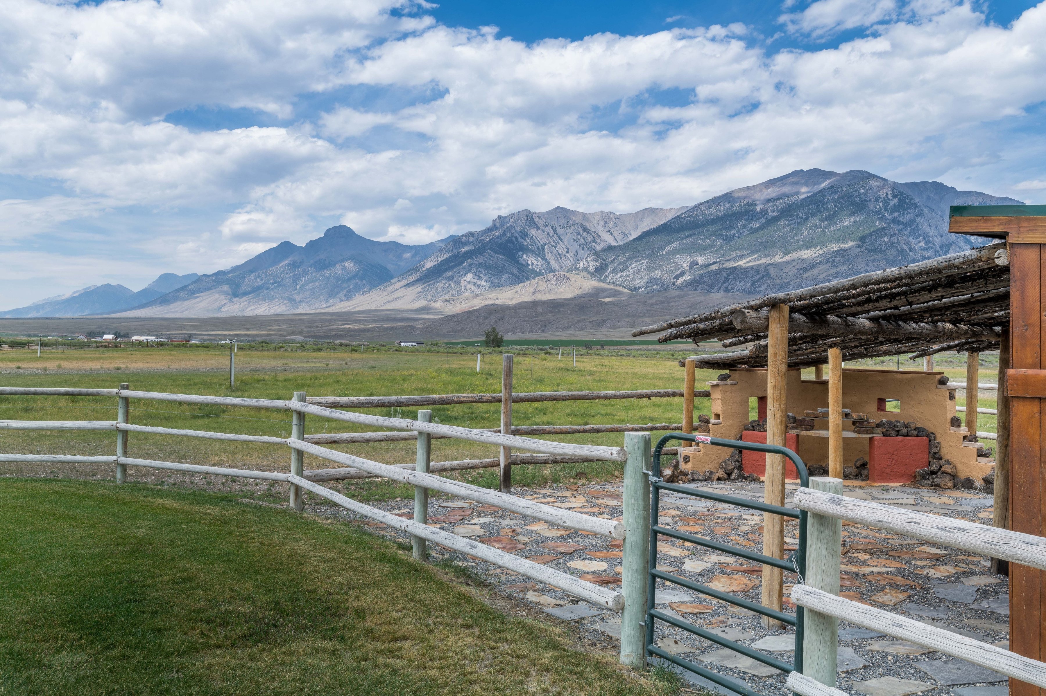  Equestrian Estate at the Base of Mt. Borah - 物件實景