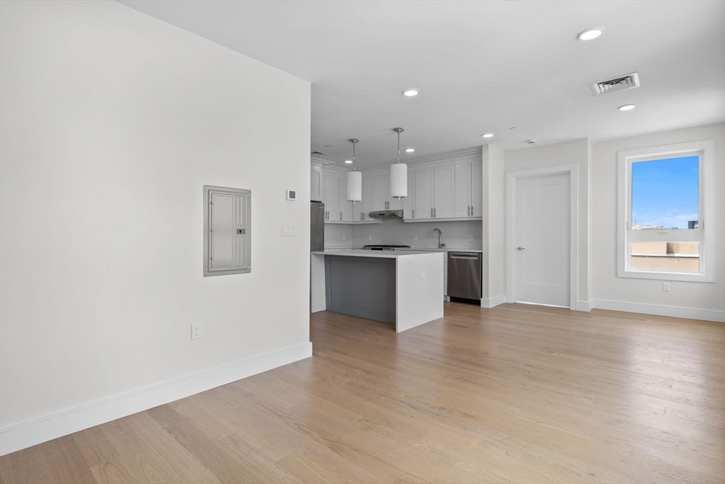 Boston, Massachusetts, 02128, United States, 2 Bedrooms Bedrooms, ,2 BathroomsBathrooms,Residential,For Sale,1942653