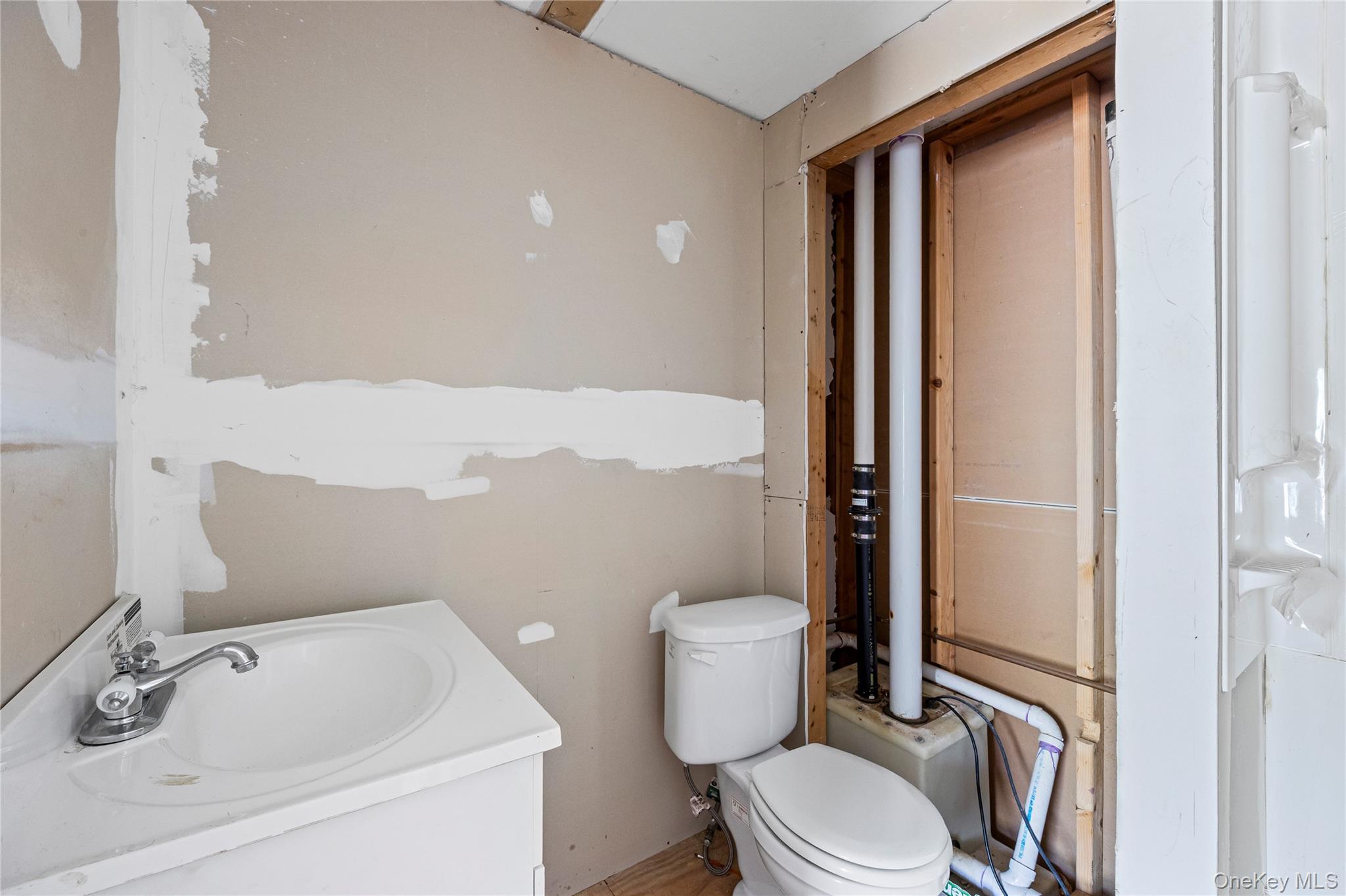 Coram, New York, 11727, United States, 5 Bedrooms Bedrooms, ,4 BathroomsBathrooms,Residential,For Sale,1993887