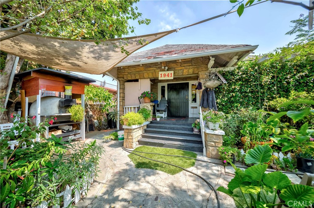 Los Angeles, California, 90018, United States, 3 Bedrooms Bedrooms, ,1 BathroomBathrooms,Residential,For Sale,1887928