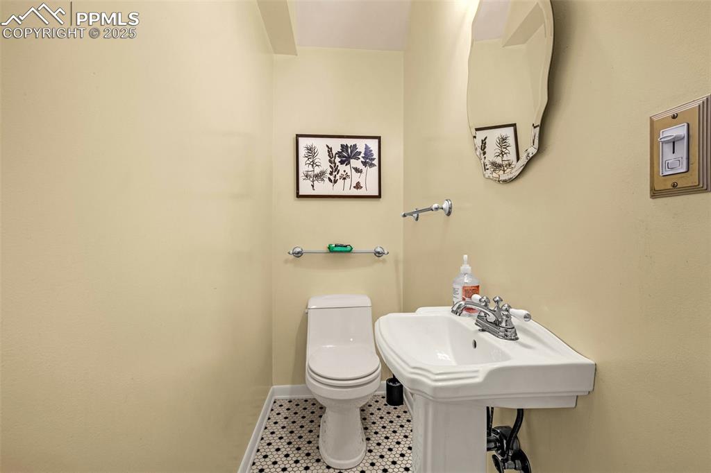 Colorado Springs, Colorado, 80903, United States, 3 Bedrooms Bedrooms, ,2 BathroomsBathrooms,Residential,For Sale,1949887