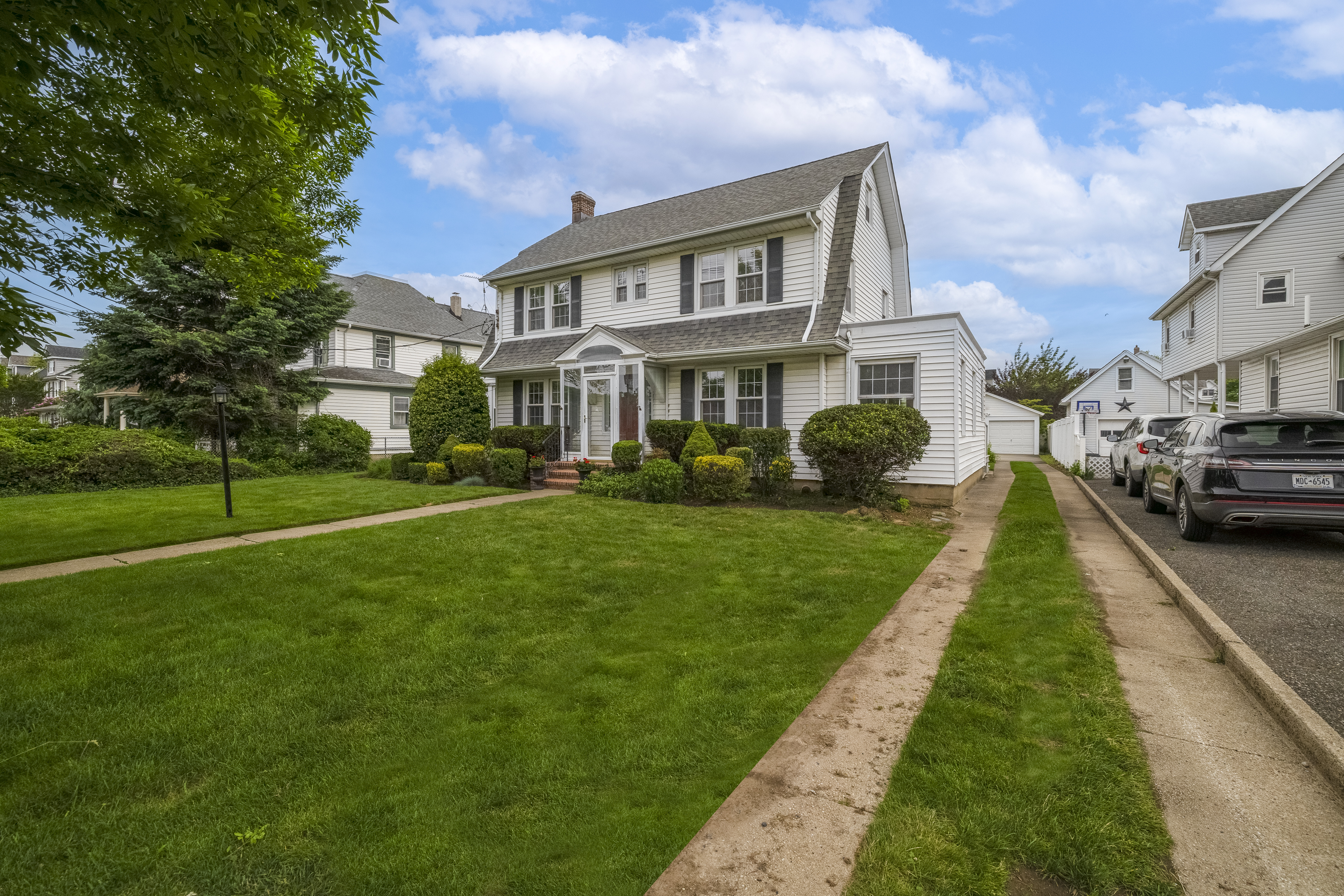  215 Lakeview Avenue, Rockville Centre, NY, 11570 - 物件實景