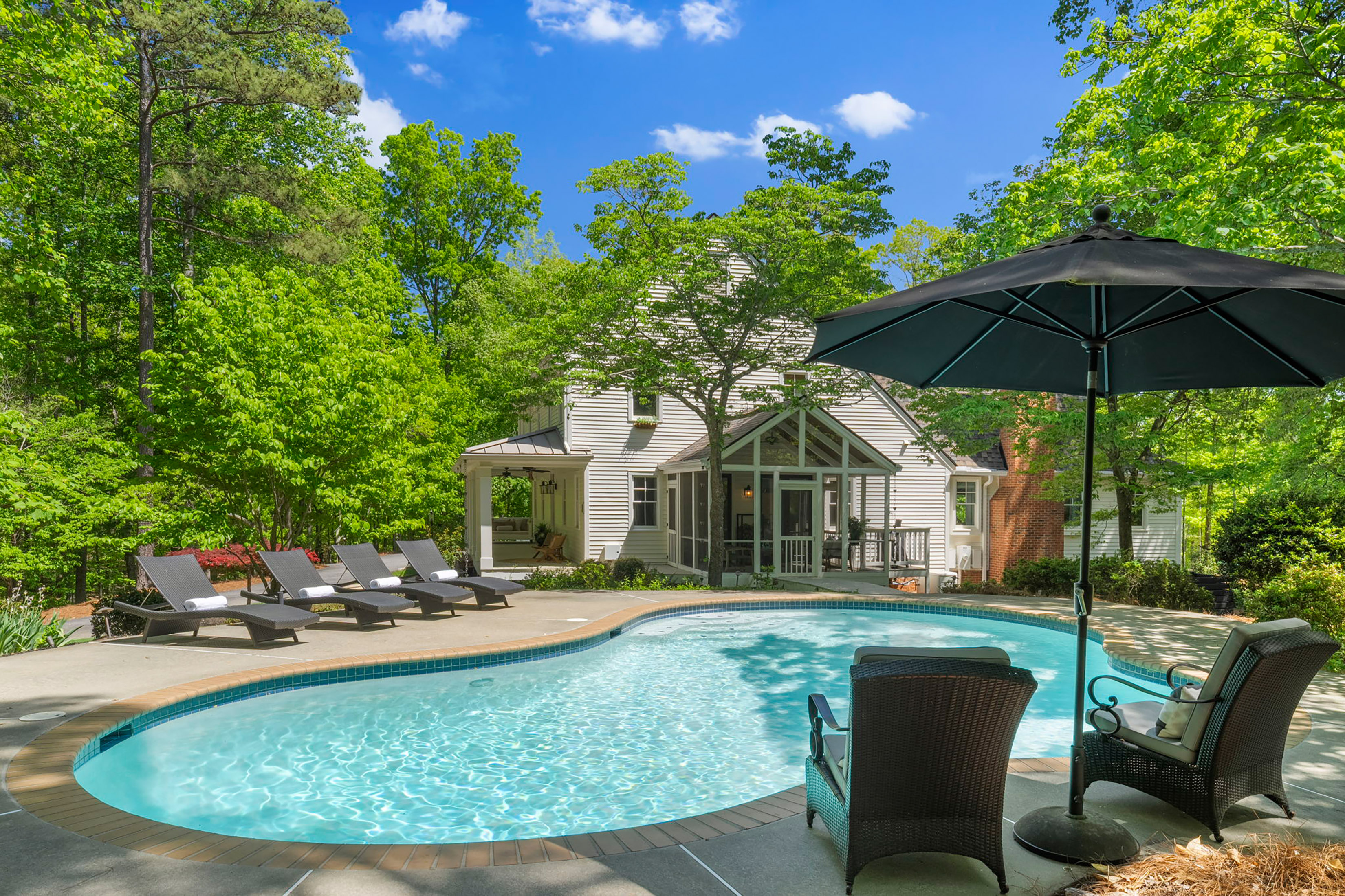  Live Timeless in Coveted Farmhouse on 4+ Private Gated Acres In Roswell - 物件實景